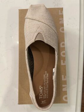 Toms Classic Metallic Natural Burlap Size 7 NWT